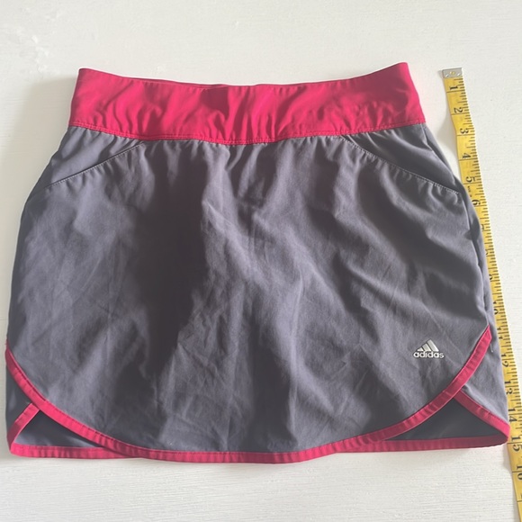 NWOT Adidas golf skirt with built in shorts . Size XS - Picture 6 of 6